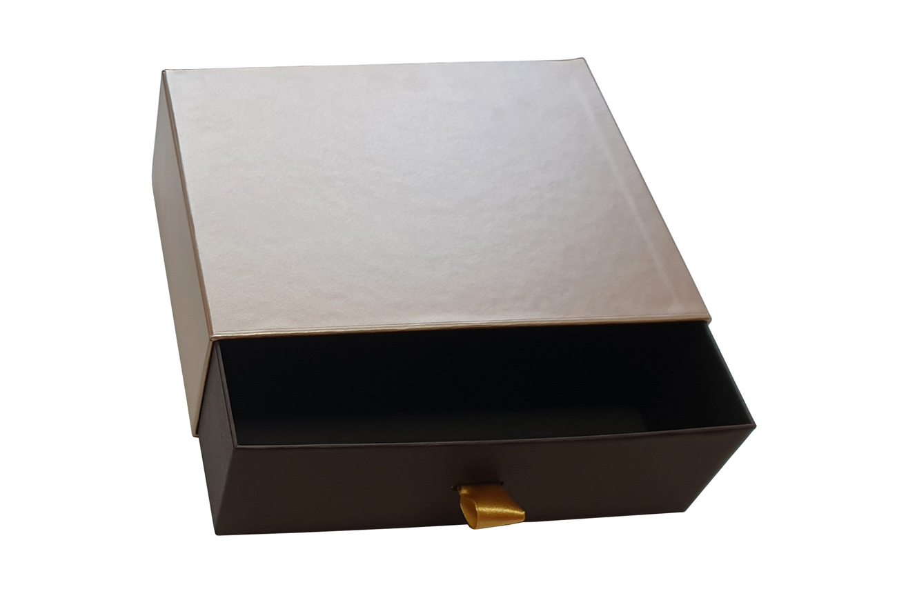 Ozdobne pudełko szufladowe z tasiemką