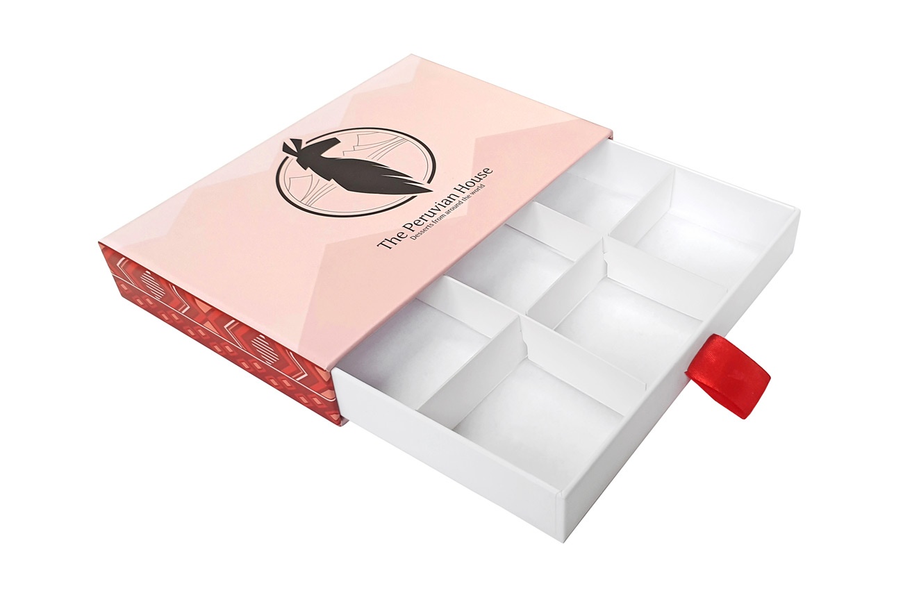 Pudełko wysuwane z tasiemką i kartonową wkładką