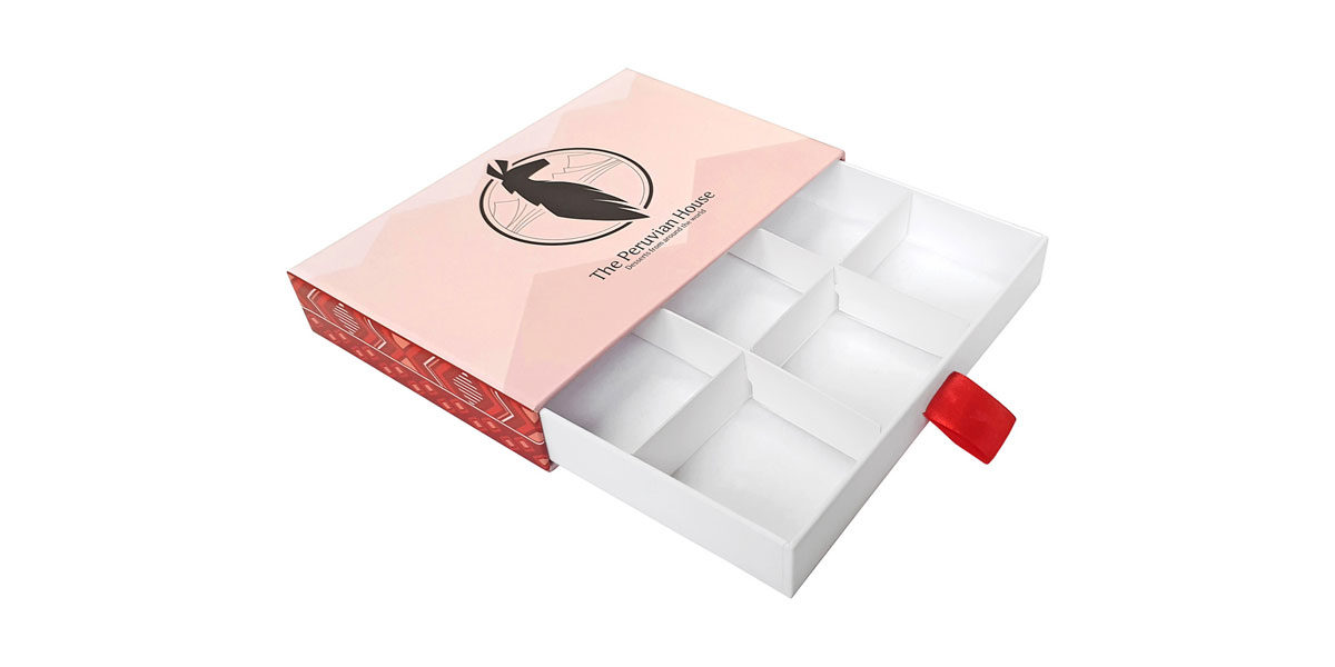 Pudełko wysuwane ze wstążeczką i kartonową wkładką